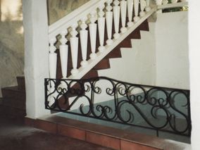 Rautainen portaikon kaide